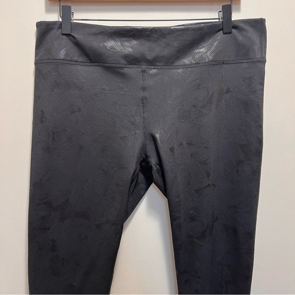 Fabletics Black Shimmery Cropped Leggings Activewear Size XL - Picture 2 of 7